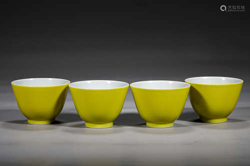 A SET OF 4 QING STYLE PORCELAIN TEA CUPS