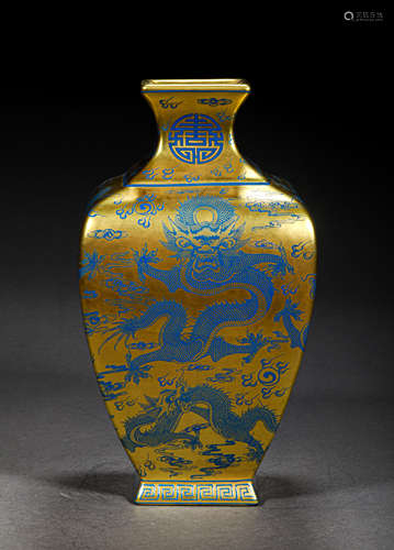 A QING STYLE PORCELAIN SQUARE SHAPED VASE