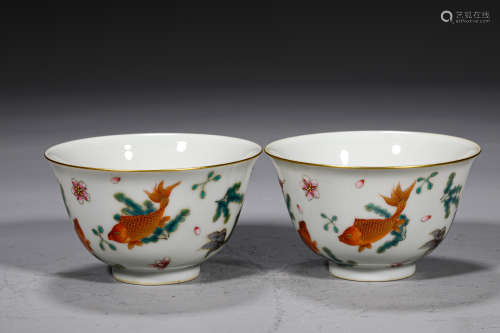 A PAIR PORCELAIN CUPS WITH GOLD FISH AND ALGAE DESIGN