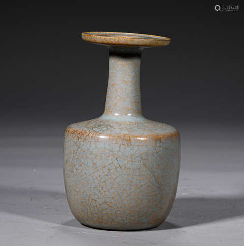 A CHINESE CRACKLED GEYAO WARE LONG NECKED VASE