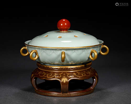 A CHINESE PORCELAIN HOT POT OR FONDUE