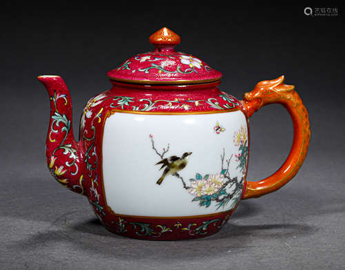 A QING STYLE PORCELAIN TEA POT