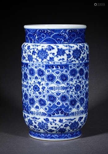 A QING STYLE PORCELAIN JAR