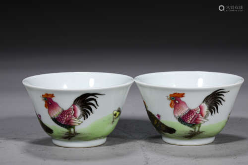 A PAIR PORCELAIN CUPS WITH ROOSTER DESIGN