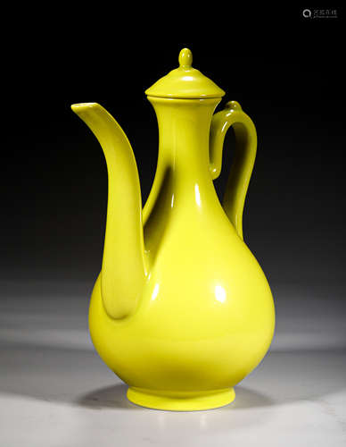 A QING STYLE PORCELAIN KETTLE