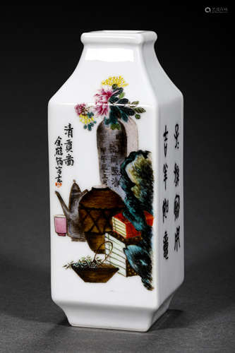 A QING STYLE PORCELAIN SQUARE SHAPEDD VASE