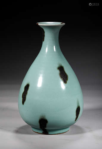 A QING STYLE PORCELAIN YUHUCHUN VASE