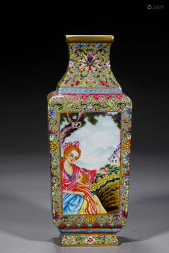 A QING STYLE PORCELAIN SQUARE SHAPED VASE