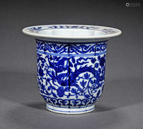 A MING STYLE PORCELAIN PLANTER