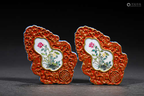 A PAIR OF QING STYLE PORCELAIN PLAQUES OR PENDANTS