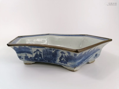 A Chinese export porcelain ingot-shaped jardinière