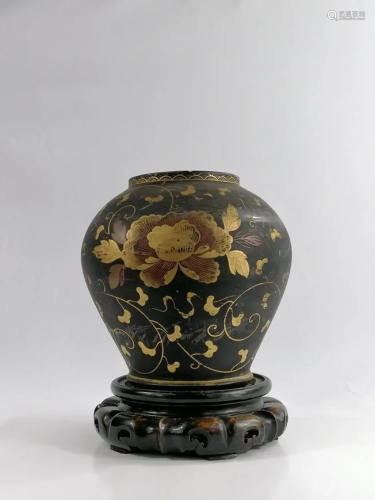 A black lacquer gilt flower porcelain jar