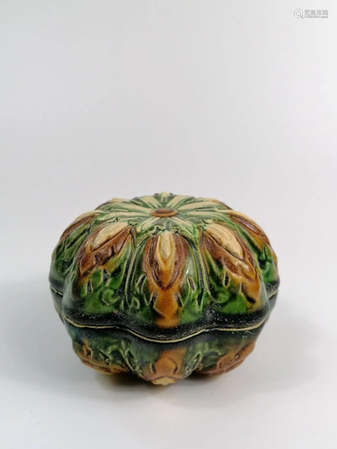 A Sancai-Glazed lotus-formed Box