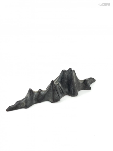 A mountain-formed porcelain Brush rest