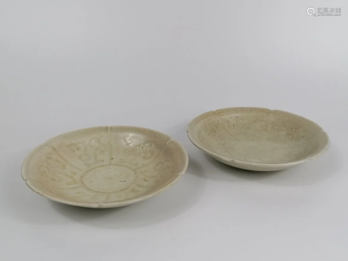 A pair White Glazed Mould Dish