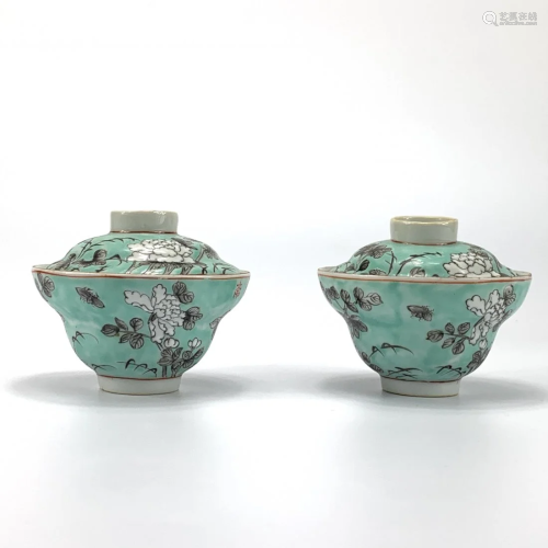 A PAIR OF TURQUOISE GROUND TEABOWL
