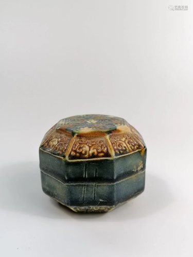 A Sancai-Glazed Octagon Box