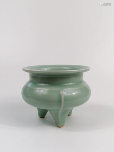 A Longquan Celadon tripot Censer