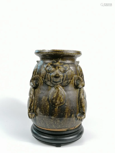 Yue Ware Pottery Bear Jar