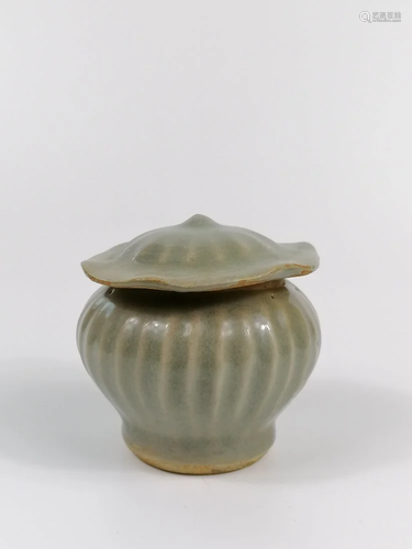 A Chinese Ming dynasty Longquan celadon Jar