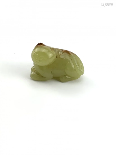 A yellow jade carving of a cat