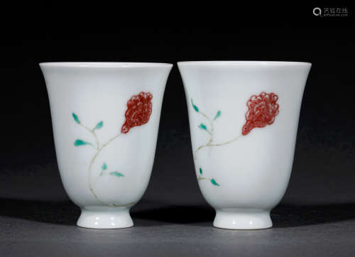 A PAIR OF PORCELAIN CUPS