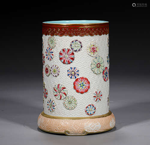 A QING STYLE PORCELAIN BRUSH HOLDER