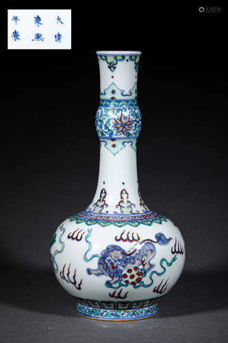 A QING STYLE PORCELAIN VASE