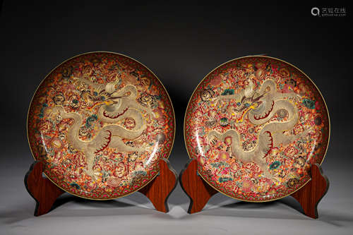 A PAIR OF CHINESE FAMILLE ROSE GLAZE PORCELAIN PLATES