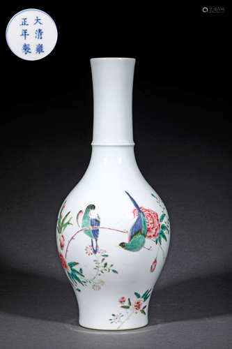 A QING STYLE PORCELAIN VASE