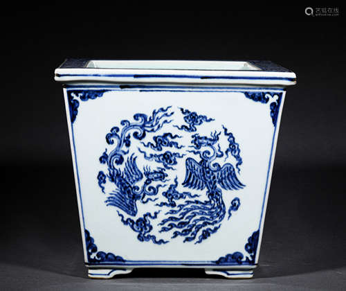 A MING STYLE PORCELAIN SQUARE SHAPEDD JAR