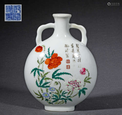 A QING STYLE PORCELAIN MOON FLASK VASE