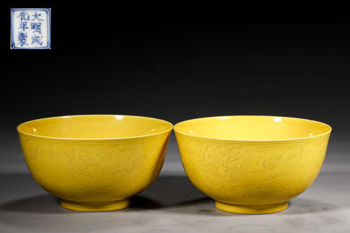 A PAIR OF PORCELAIN BOWLS