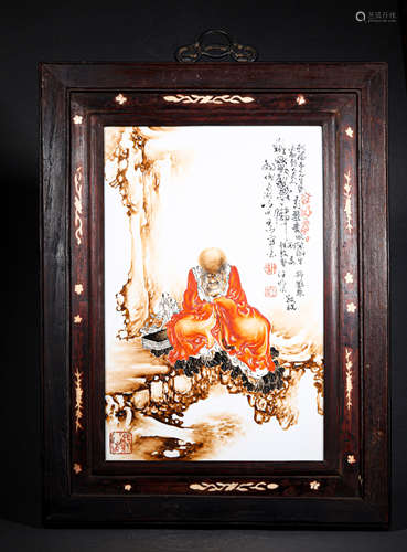 A CHINESE HAND-PAINTED PORCELAIN PLAQUE