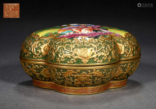 A ENAMEL ARTWORKS LIDDED POCELAIN BOX