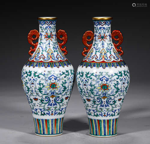 A PAIR OF QING STYLE PORCELAIN VASES