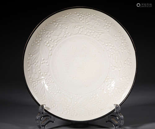 A YUAN STYLE DING YAO WARE PORCELAIN PLATE