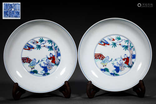 A PAIR OF CHINESE  PORCELAIN PLATES