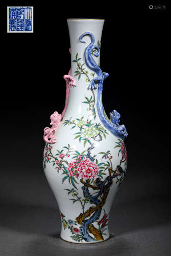 A CHINESE PORCELAIN VASE