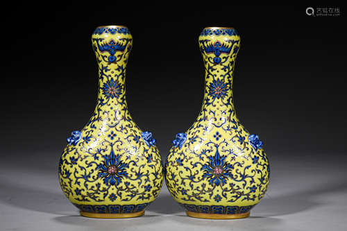 A PAIR OF QING STYLE PORCELAIN WALL WALL HANGER VASES