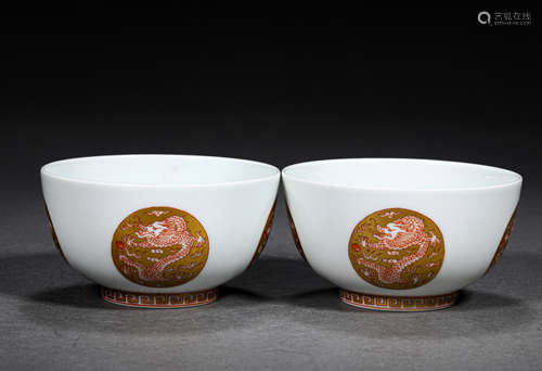 A PAIR OF PORCELAIN BOWLS