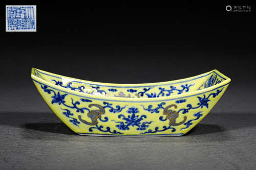 A QING STYLE PORCELAIN TEA LEAVES HOLDER