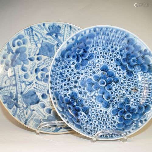 Antiquités chinoises, deux assiettes bleu-blanc avec marques...