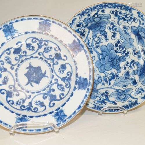 Antiquités chinoises, Deux assiettes bleu-blanc (d. env. 22,...