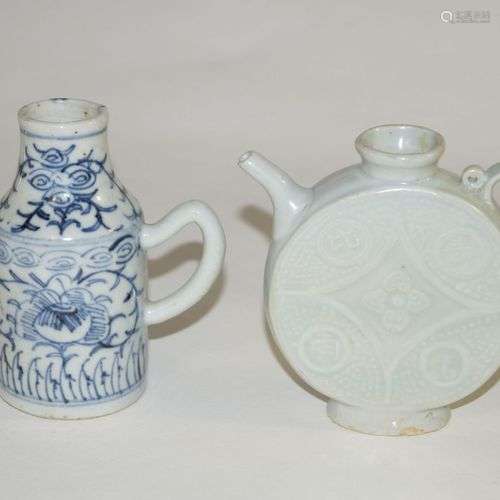Antiquités chinoises, Deux cruches en porcelaine, fin Qing e...