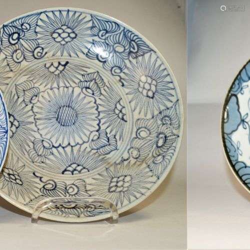 Antiquités chinoises, Trois assiettes bleu-blanc avec marque...