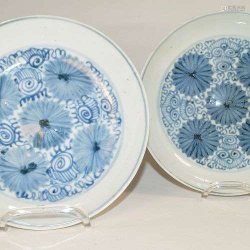 Antiquités chinoises, deux assiettes bleu-blanc avec marques...