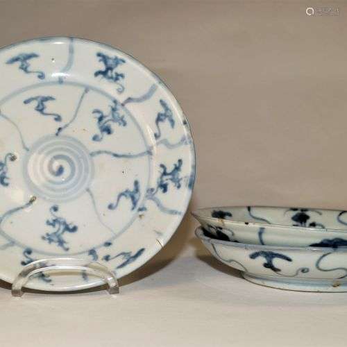 Antiquités chinoises, Trois assiettes bleu et blanc avec mar...