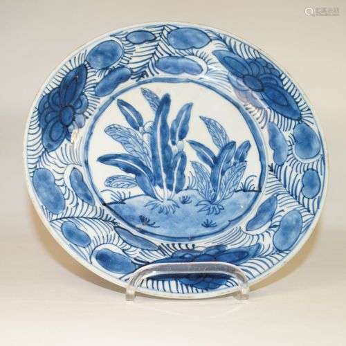 Antiquités chinoises, assiette bleue et blanche (d. 23,5 cm)...