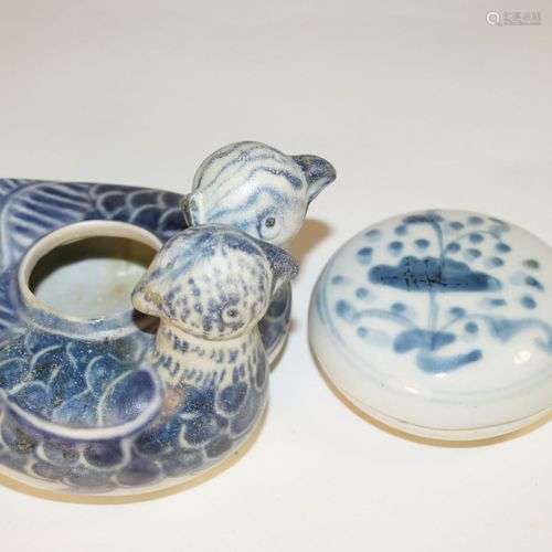Antiquités chinoises, Boîte et vase à couvercle bleu et blan...